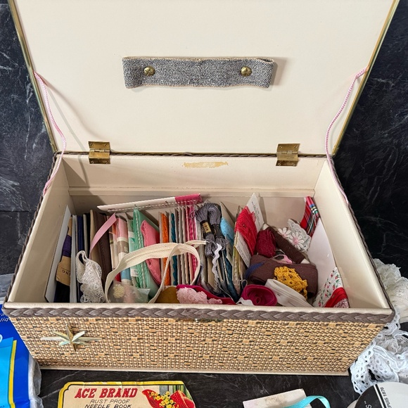 Vintage Sewing Box Full of Vintage Sewing Supplies - Picture 9 of 15
